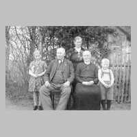096-0001 Johanna Goetz aus Schorkenicken (stehend) mit ihren Kindern Deta und Heinz. Sitzend ihre Schwiegereltern im Jahr 1941.jpg